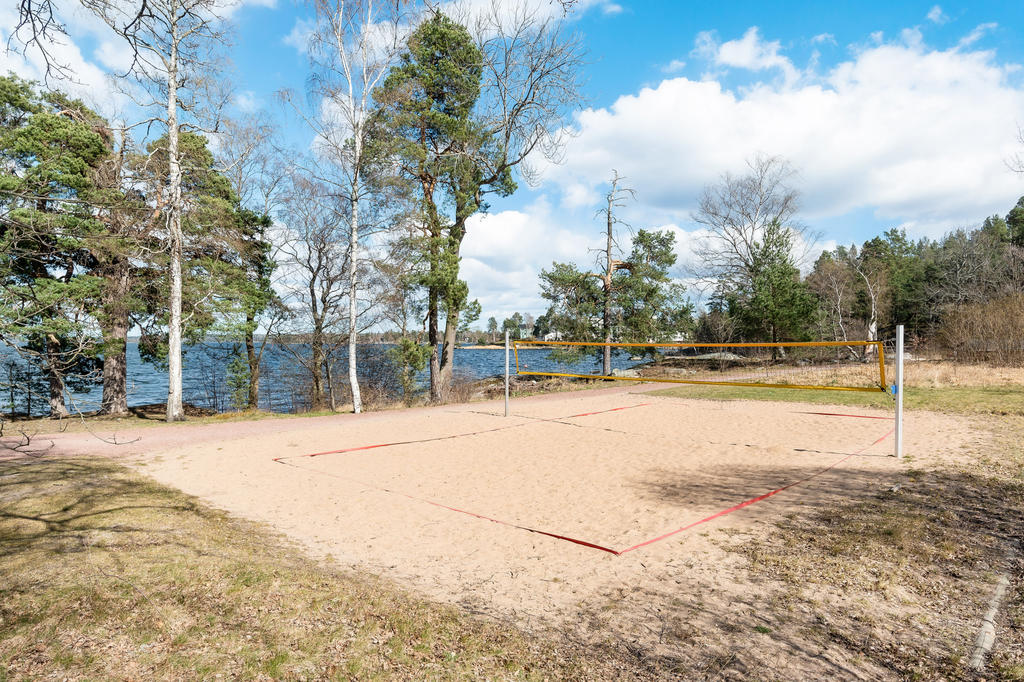 Sticklinge Strand i direkt närområde med volleyboll bana