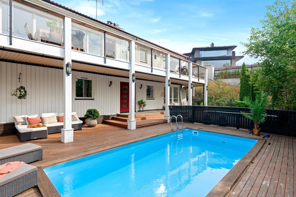 Rymligt soldäck intill pool i sydväst