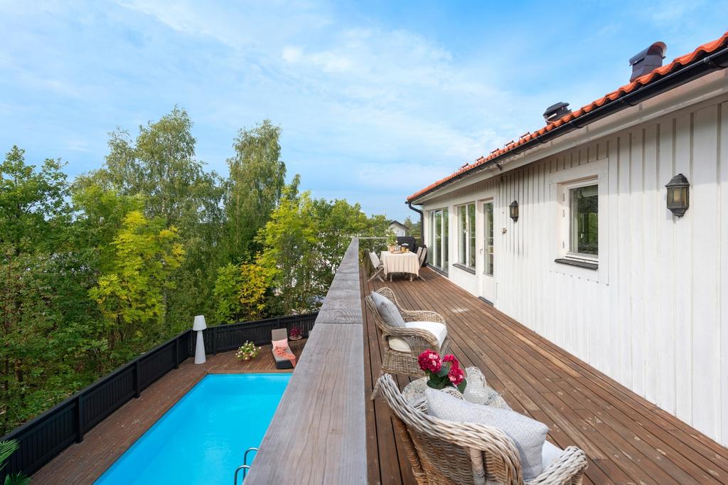 Direktaccess från kök till generös möblerbar terrass med eftermiddags och kvällssol