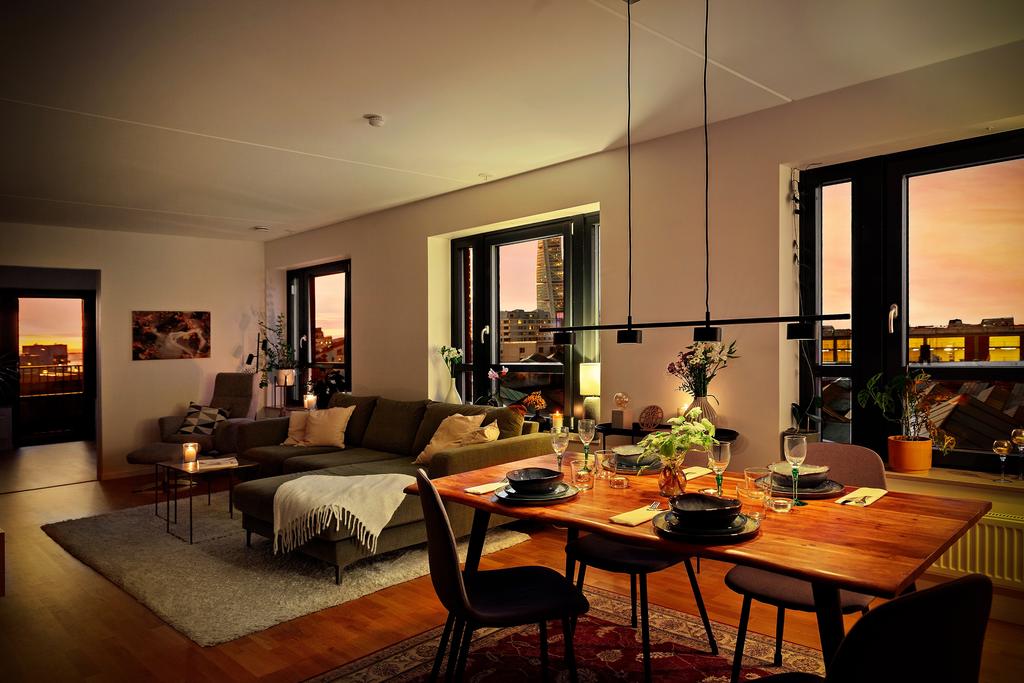 Från middagsbordet och vardagsrummet får du levande tavlor via fönsterna