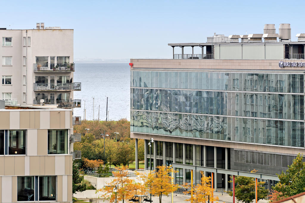 Förutom takåsar, kanal och grönska rör sig blickarna mot havet mellan husen