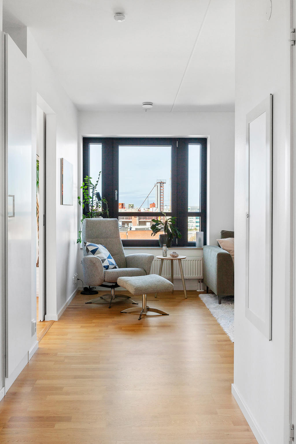 Välkommen in! Redan i hall slås man av utsikten.