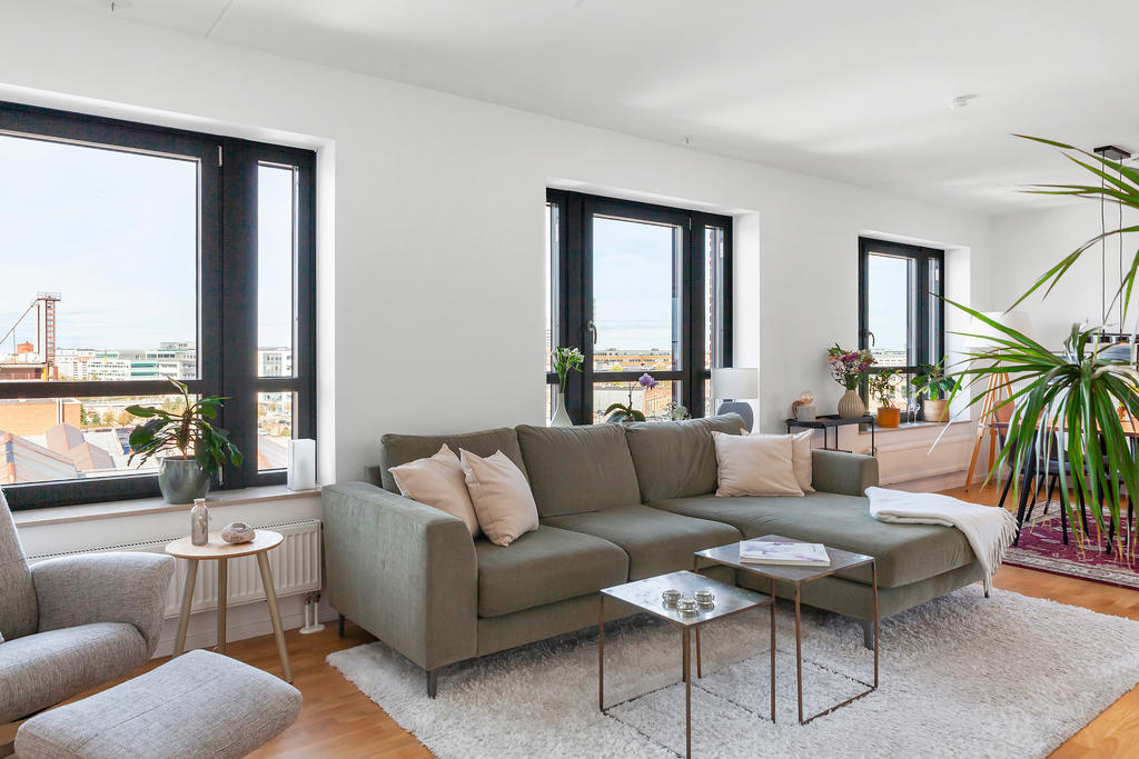 Luftiga sällskapsytor som präglas av det ljuvliga ljusinsläppet.