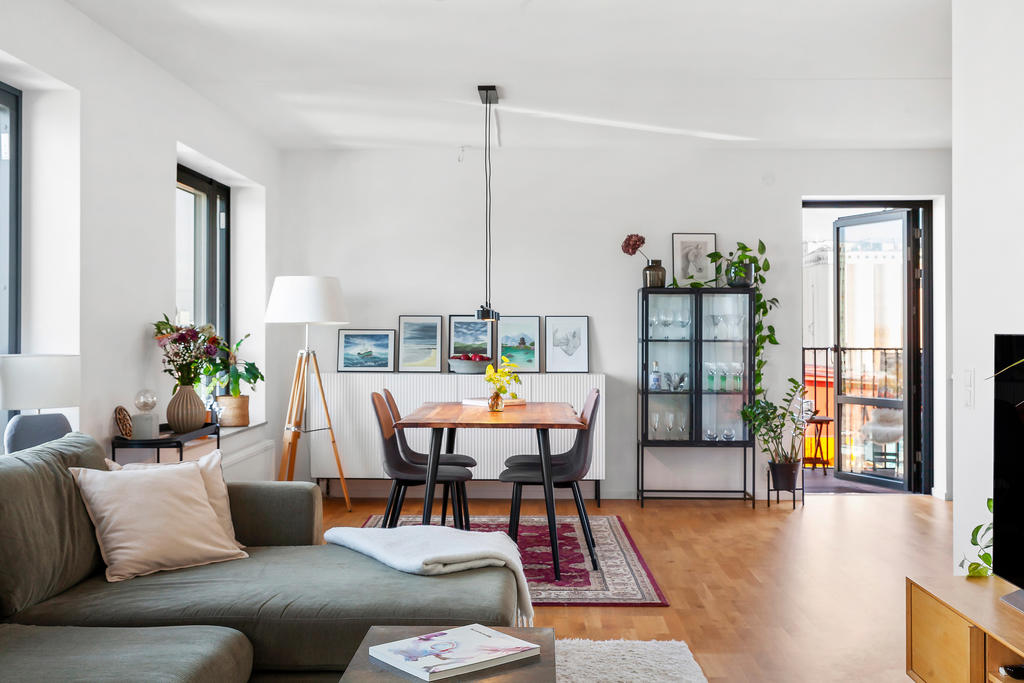 Vardagsrum, och rymlig matplats med köket runt hörnet till höger.