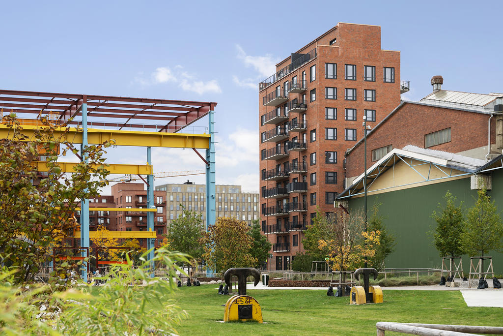 Lägenhetens östra balkong syns på våning 8 närmst husknuten. Solhöjdsparkens och Bockkranens häftiga närvaro garanterar en luftig omgivning utan närliggande huskroppar.