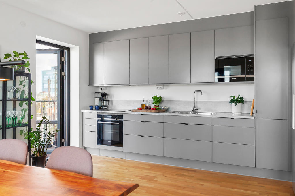 Intill köket nås bostadens östra balkong.