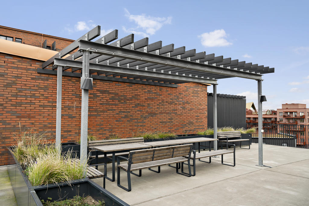 Den gemensamma takterrassen är ett uppskattat tillhåll för föreningens medlemmar.