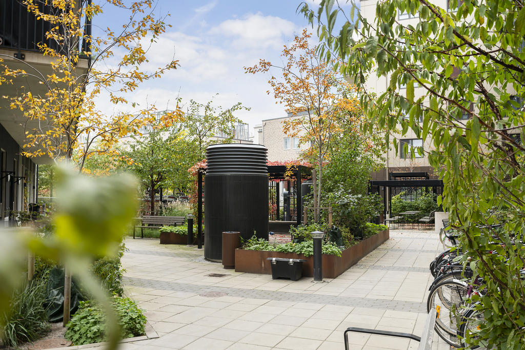 Föreningens innergård har flera mysiga umgängesytor bland grönska, växtligheter och cortenstål.