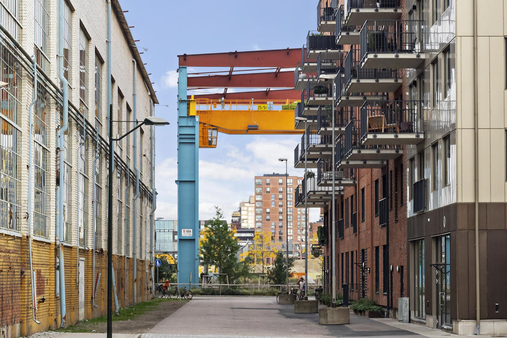 Den gamla industribyggnaden och bockkranen i en häftig mix tillsammans med Brf Varvskajens huskropp.