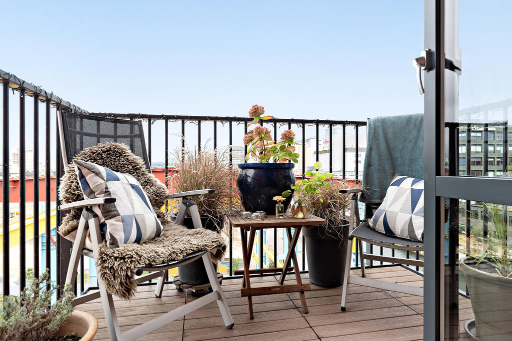 Här avnjuts morgonkaffet i förmiddagssol med utsikter över Solhöjdsparken, kranen och kanalen.