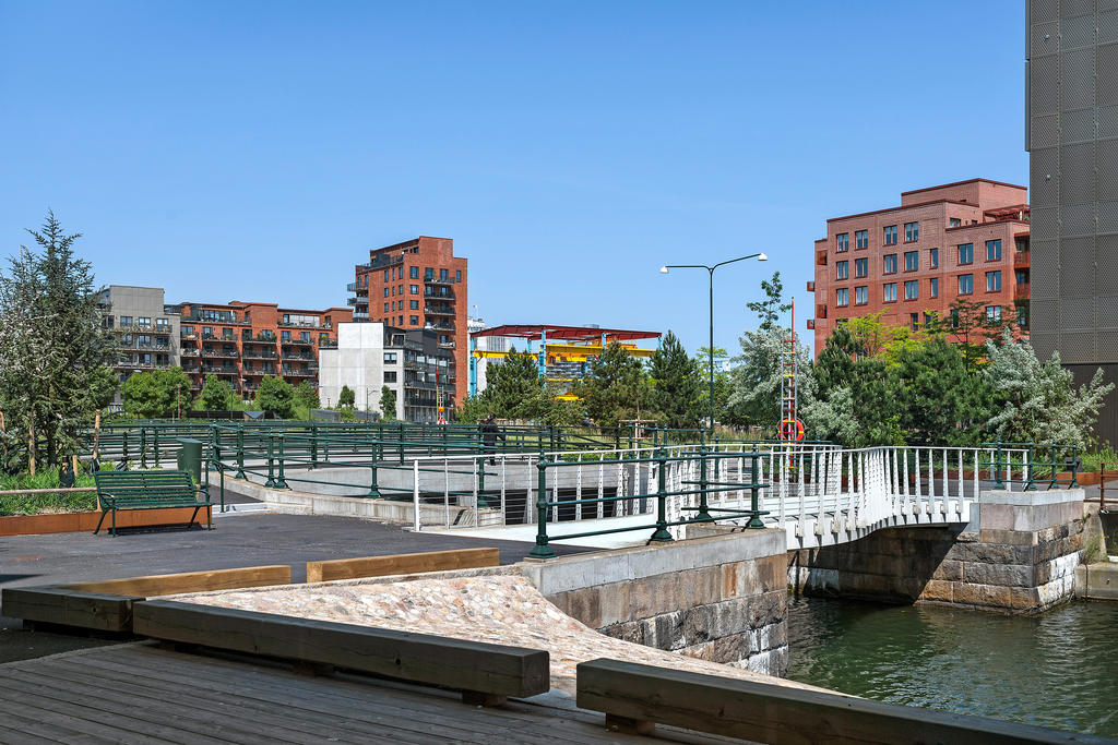 Kanalen söker sig upp mot Varvsstaden från Citadellskajen och Malmöhus slott.