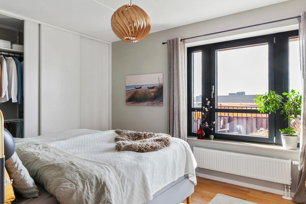 Stora sovrummet med plats för dubbelsäng. Här erbjuds fantastiska utsikter att vakna/somna till.