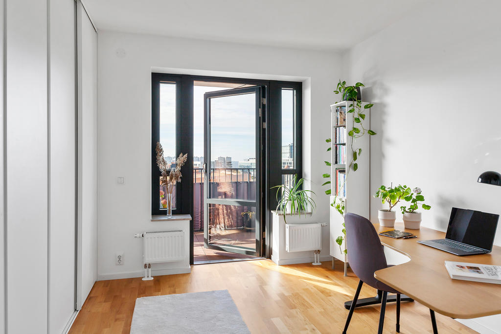 Från sovrum två nås den stora balkongen mot väst. Perfekt som arbetsrum men funktionen erbjuder även säng och gott om förvaringsutrymme.