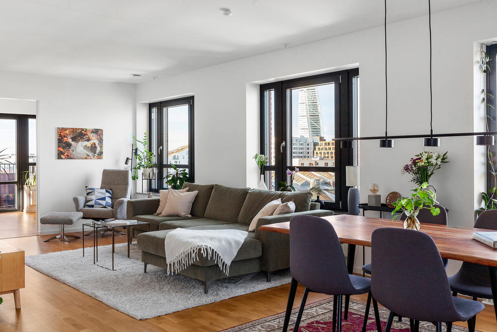 Tillbaka in i vardagsrummet. Här länkas sovrum 2 via skjutdörrar.