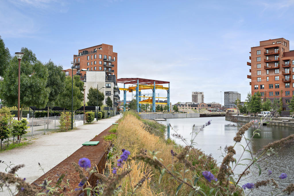 Här börjar kajpromenaden som tar oss förbi brygga, sittplatser, restauranger och vinbar