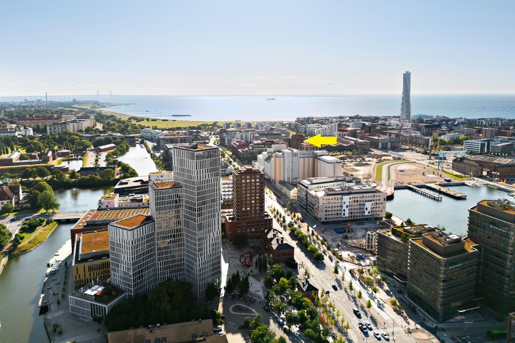 Varvsstaden växer fram mitt mellan hav och city. Lägenheten ligger på våning 8 vid den gula pilen.