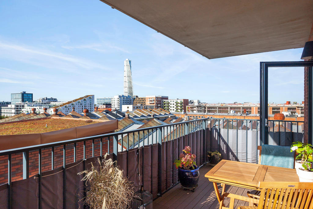 Den västvända balkongen uppgår till hela 11,2 kvadratmeter.