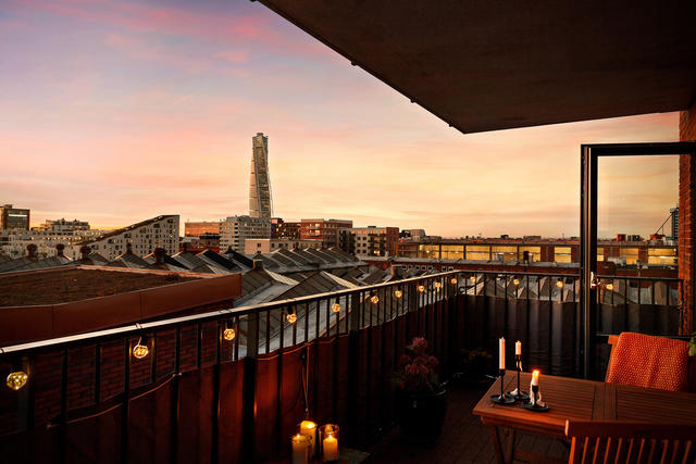 Stora balkongen mot väst erbjuder första parkett året runt mot solnedgångens spektakel.