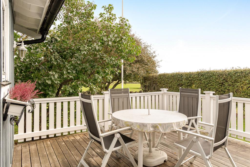 Flera uteplatser att njuta på och två av dom är insynsskyddade