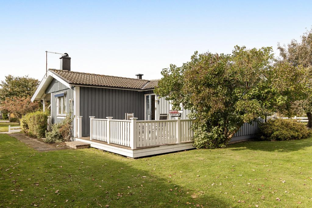 Här kan ni följa solen runt huset med tre olika uteplatser