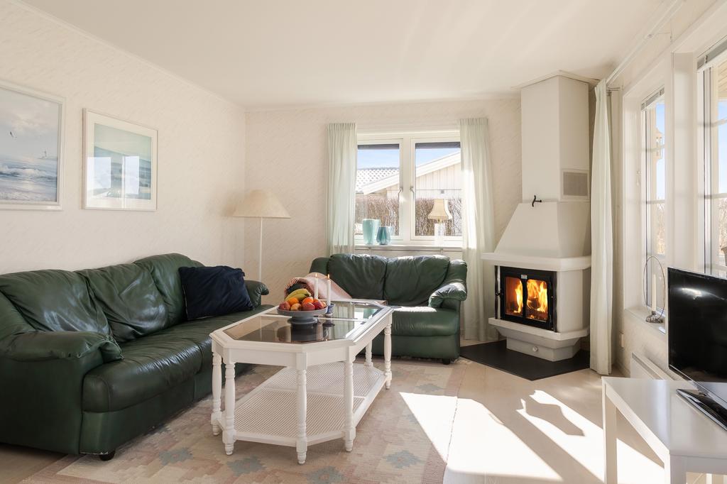 Vardagsrummet med braskamin och utgång till uterummet