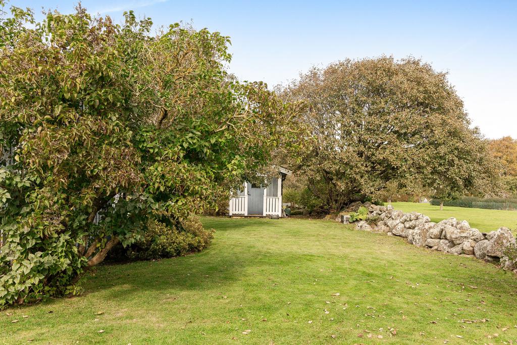 På fastigheten finns även en friggebod, perfekt som gäststuga eller extra förvaringsutrymme