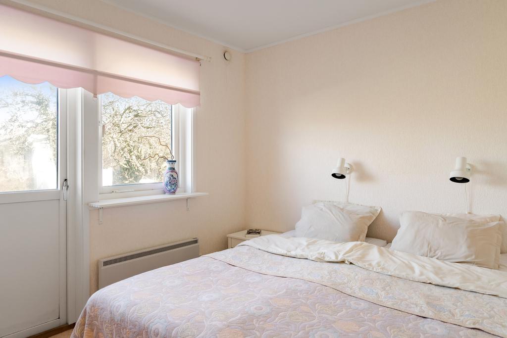 Det stora sovrummet med utgång till en av uteplatserna