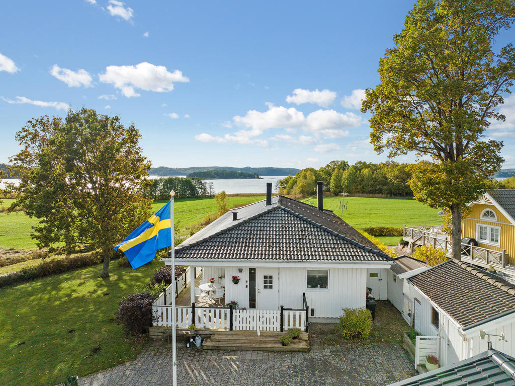 Idylliskt beläget med utsikt över havet och åkrar