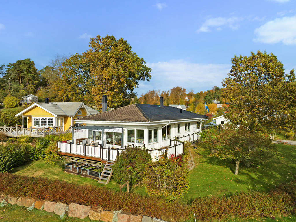 Den stora altanen löper längs husets söder- och östsida