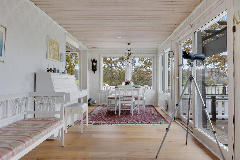 Den förlängda delen av vardagsrummet och utgång till altanen