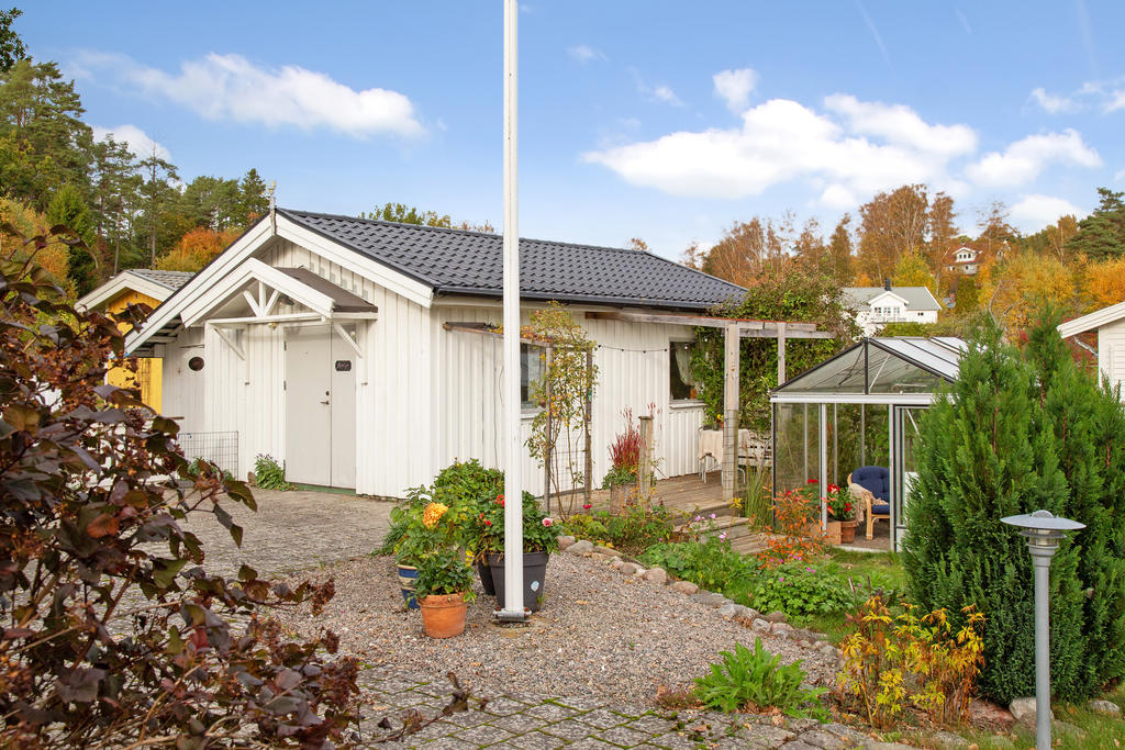 Gästhus med ett sovrum. Kallvatten finns tillgängligt.