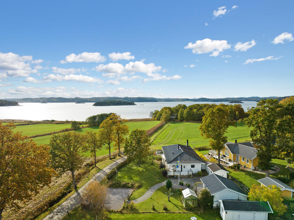 Det är smidigt att pendla till Göteborg, Ljungskile och Uddevalla. I Ljungskile finns matbutiker, restauranger och vårdcentral. Lyckorna Golfklubb ligger nära och Torp Köpcentrum nås på ungefär 15 minuter med bil.