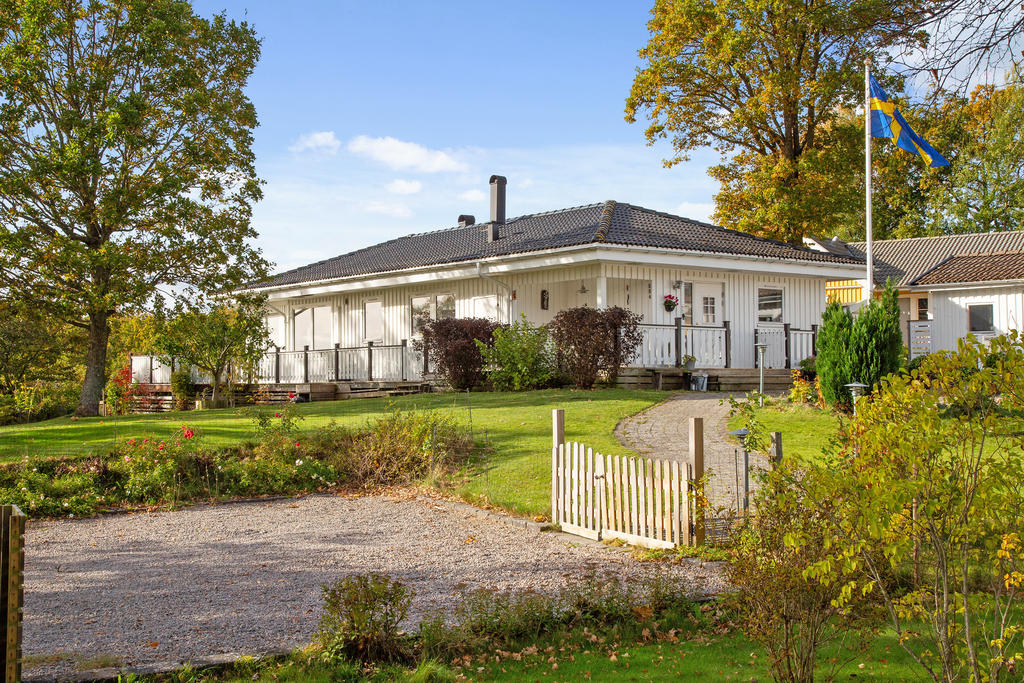 Du välkomnas av den stora parkeringen på uppfarten som rymmer flera bilar