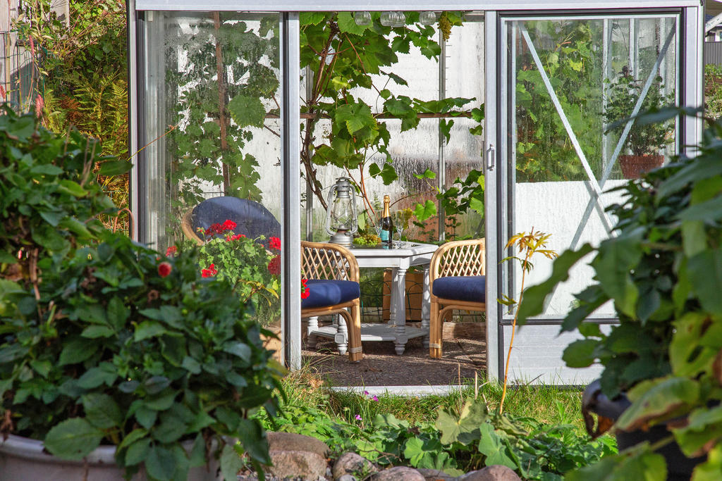 Att sitta ner i växthuset med en kopp kaffe och blicka ut över trädgården är ren avkoppling