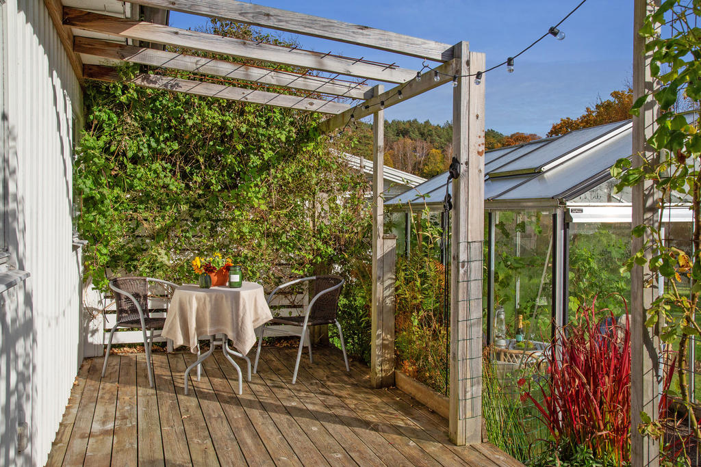 Altan som omger gäststugan