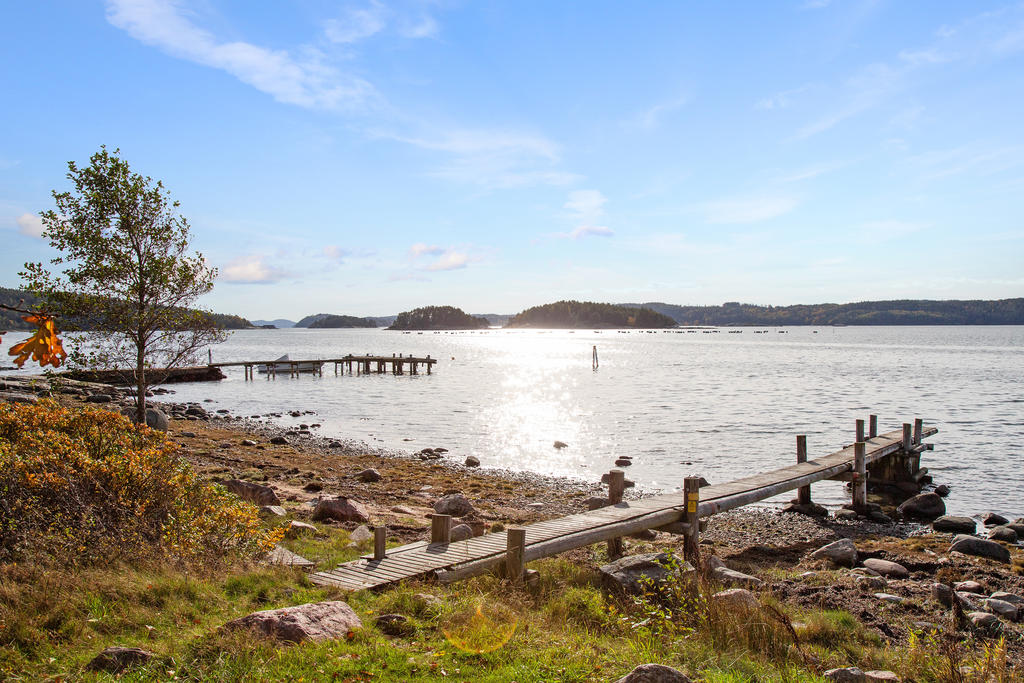 Till fastigheten hör en båtplats till vid den gemensamma bryggan, som även erbjuder fina badmöjligheter