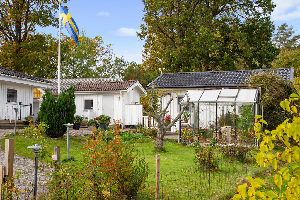 På husets norra sida finns förråd, gästhus och växthus