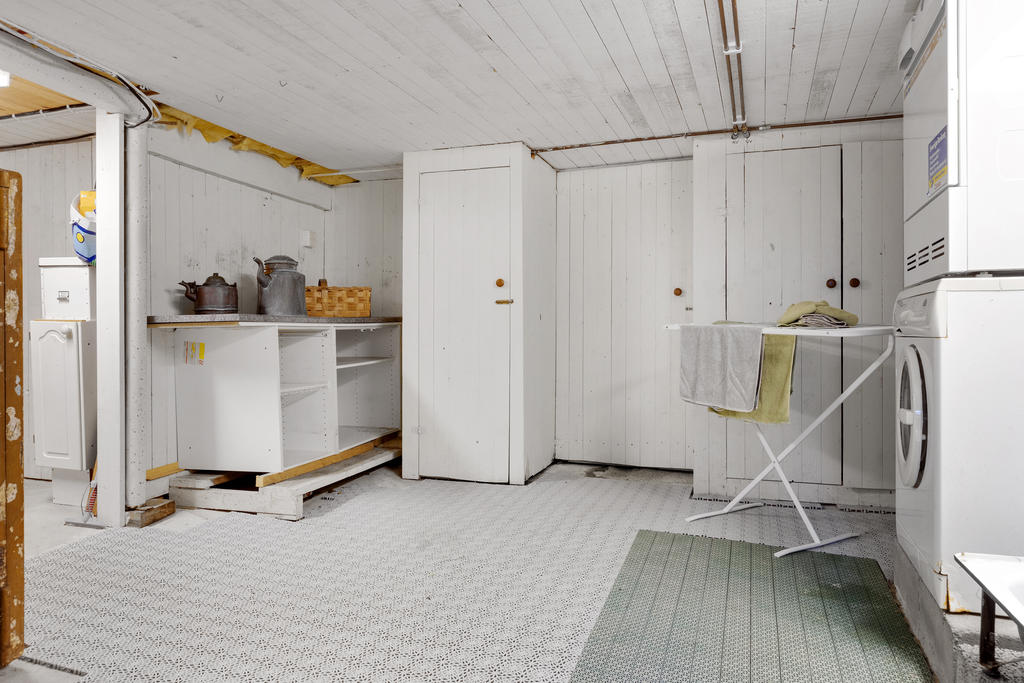 Under huset finns flera förvaringsutrymmen och utrymmet här används idag som tvättstuga