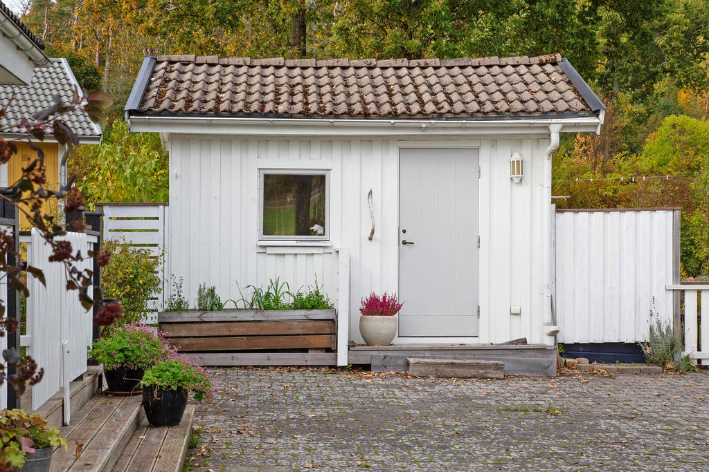 Förråd som idag används som snickarbod