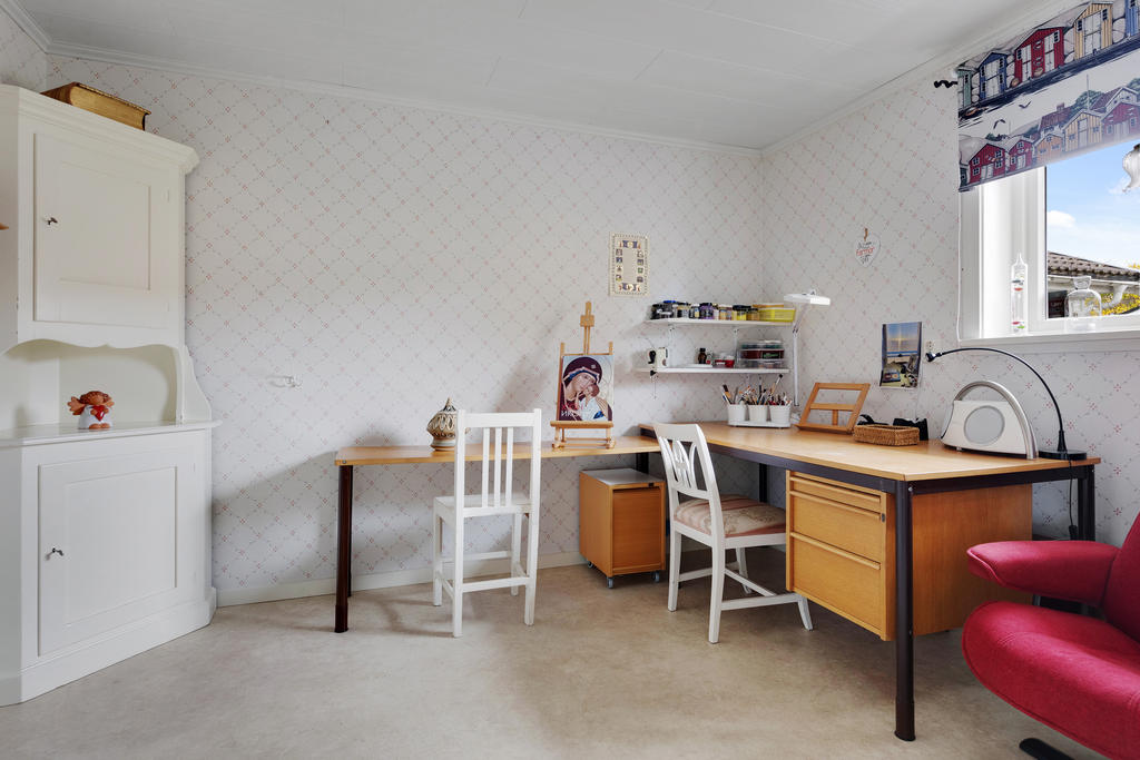 Sovrum 2 (andra sovrummet från hallen) som idag används som hobbyrum