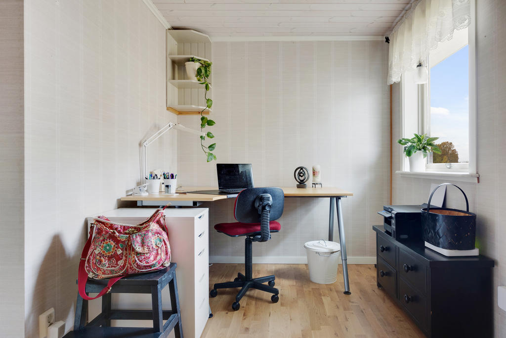 Sovrum 3 (första sovrummet från hallen) som idag används som kontor