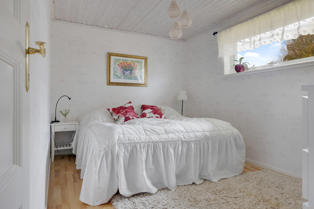 Sovrum 1 (vid vardagsrummet) med plats för dubbelsäng