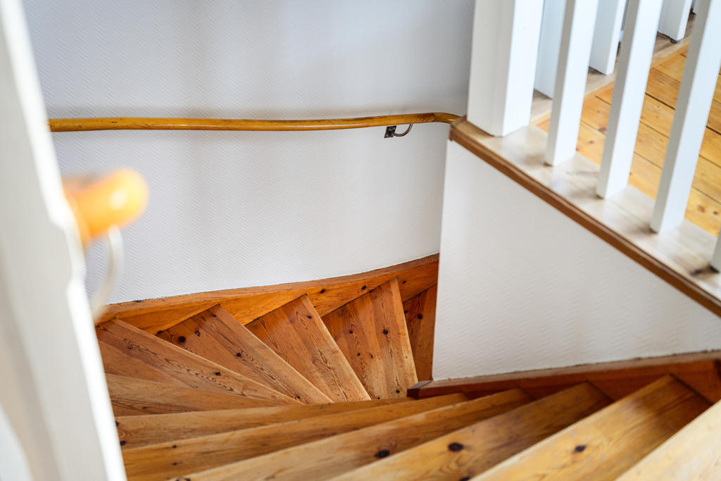 Gedigen trätrapp till övre plan