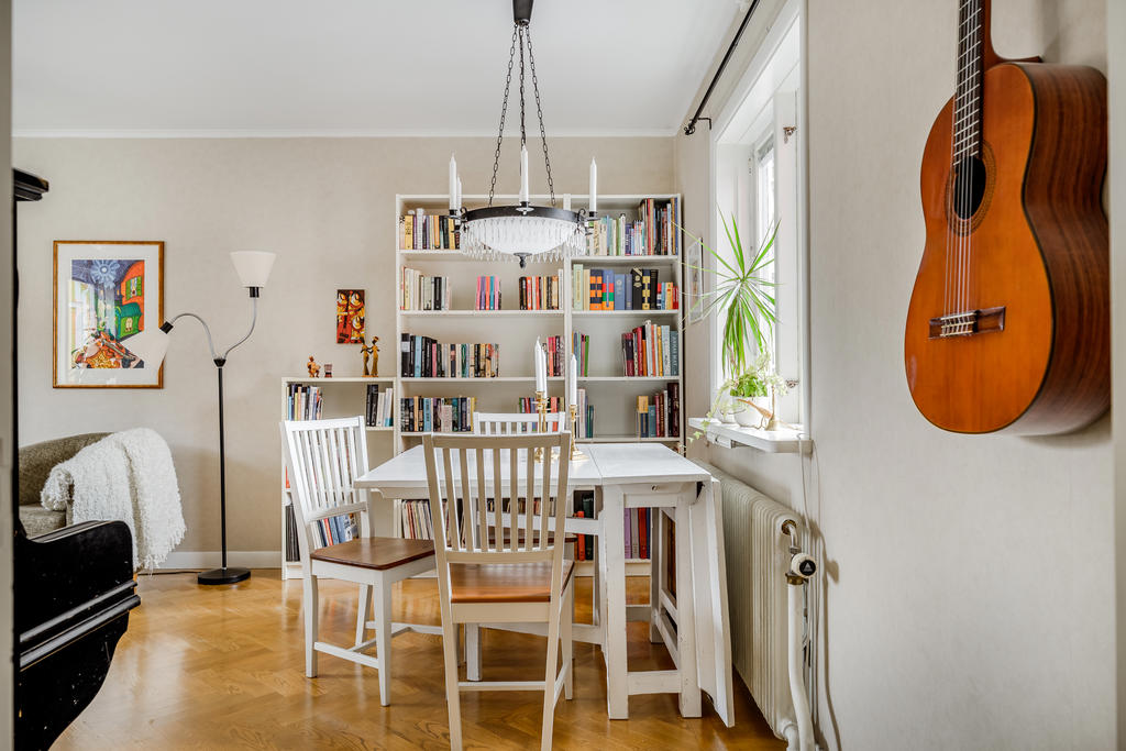 Vardagsrum med plats för både soffgrupp och middagsbord