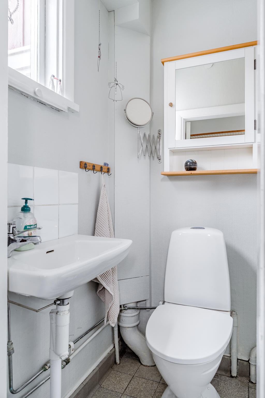 Toalettrum i anslutning till hall