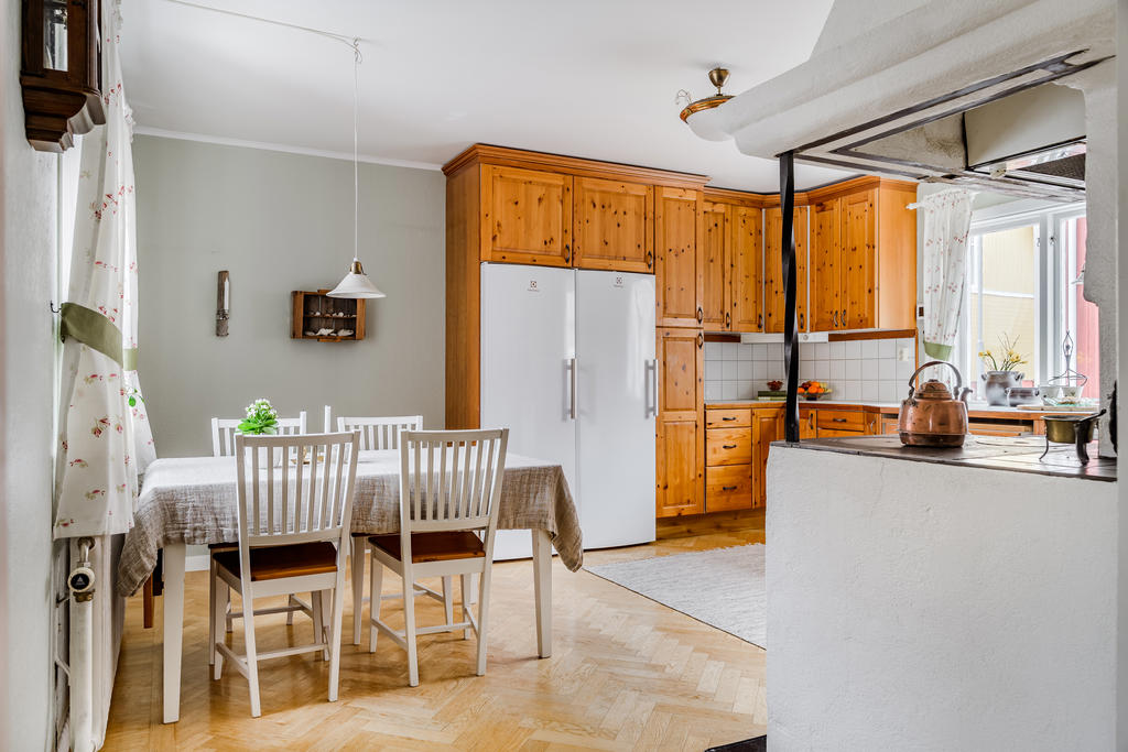 Stort kök med vedspis