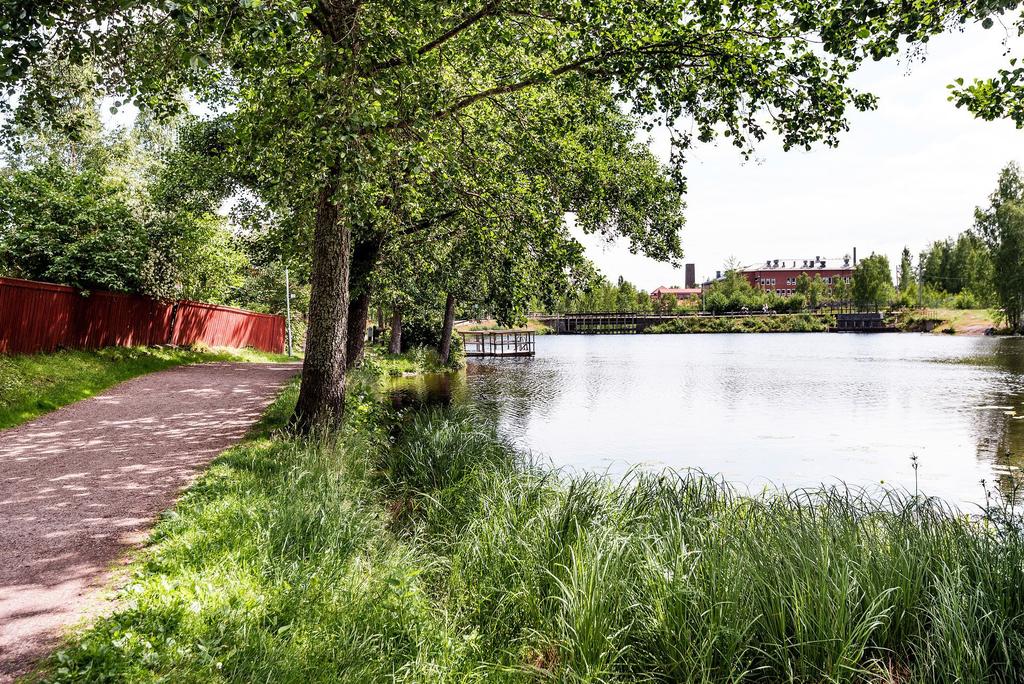 Fin grönskande närmiljö med tillgång till utegym, fina promenadstråk längs sjökanten samt lekpark