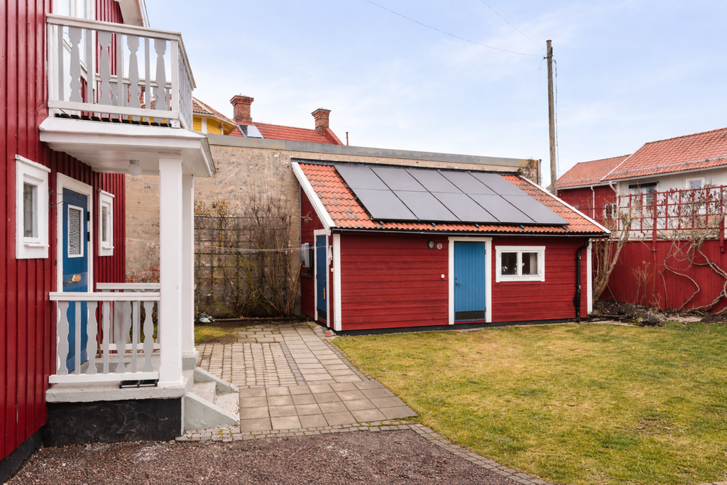 Trivsam innergård med gäststuga, förråd samt garage