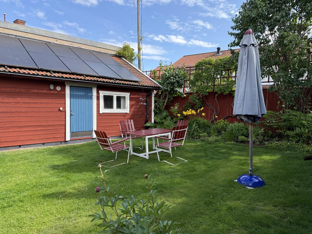 Trivsam innergård med gäststuga, förråd samt garage
