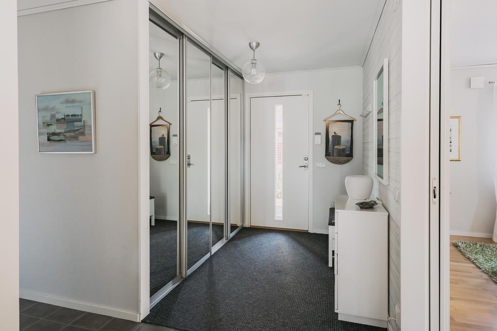 Ljus och rymlig hall med praktisk förvaring i skjutdörrsgarderob